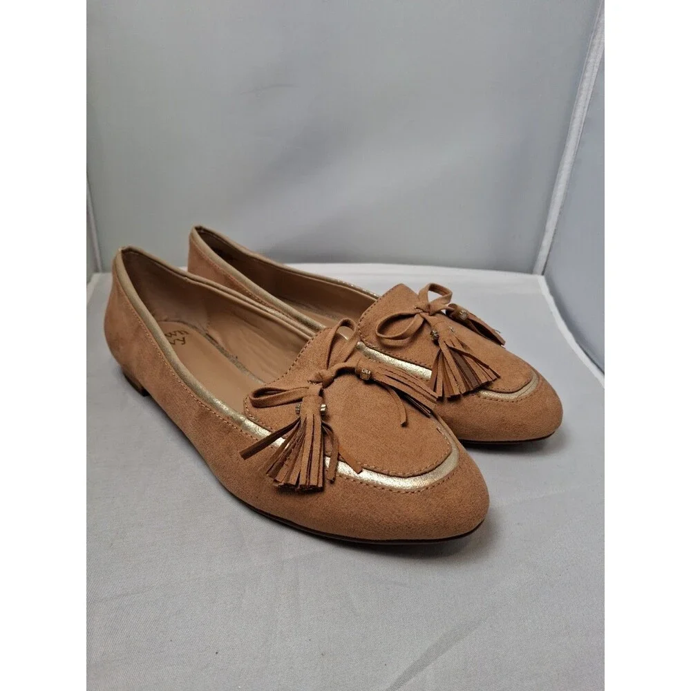 CROWN & IVY Women's Tassel Loafers Flats Tan Suede Gold Trim Slip On Size 8 M